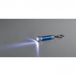 Llavero de aluminio parcialmente reciclado con linterna LED 3 posiciones color azul real tercera vista