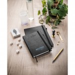 Agenda de cuero sintético con portaboli y planificación diaria B5 vista bodegón