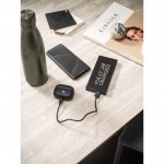 Batería portátil de aluminio con cable de carga rápida 10.000 mAh vista bodegón