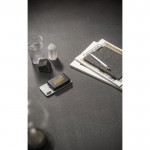 Powerbank de ABS ideal para fijar detrás del móvil 10.000 mAh vista bodegón