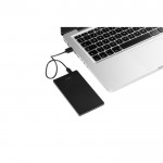 Batería externa delgada y resistente de acero inoxidable 5.000 mAh color negro tercera vista