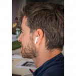 Auriculares inalámbricos con tapa de bambú y 5 horas de autonomía vista bodegón