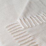Manta en poliéster reciclado con tacto suave tipo mohair 300 g/m² color beige quinta vista