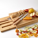 Tabla de bambú con bandeja deslizante y tres cuchillos de cocina color natural vista de ambiente