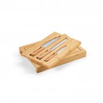 Tabla de bambú con bandeja deslizante y tres cuchillos de cocina color natural tercera vista