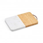 Tabla de corte de diseño hecha de bambú y mármol con asa superior color natural segunda vista