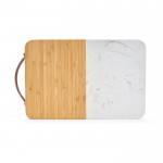 Tabla de corte de diseño hecha de bambú y mármol con asa superior color natural vista frontal