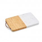 Tabla de corte de diseño hecha de bambú y mármol con asa superior color natural