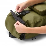 Mochila resistente al agua de algodón reciclado con hebilla 240 g/m2 color verde militar tercera vista