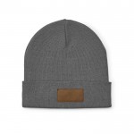 Gorro de lana y RPET con parche personalizable y pliegue original color gris vista frontal