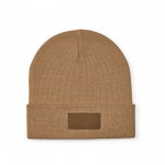 Gorro de lana y RPET con parche personalizable y pliegue original color camel vista frontal