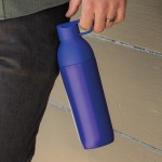 Botella de acero inoxidable reciclado con tapa de doble apertura 600ml color azul real segunda vista de ambiente
