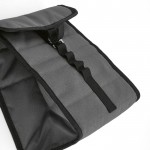 Bolsa térmica de RPET con acabados negros y cierre enrollable color gris segunda vista de detalle