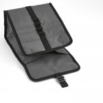 Bolsa térmica de RPET con acabados negros y cierre enrollable color gris vista de detalle
