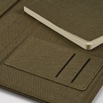 Portafolios de algodón reciclado con cierre a presión y hojas A4 color verde militar cuarta vista