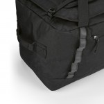 Bolsa deportiva con correas ajustables y correas reflectantes color negro quinta vista de detalle