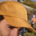 Gorra de poliéster reciclado resistente al agua de 85 g/m2 vista de ambiente