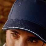 Gorra de poliéster con visera y cierre reflectantes 200 g/m2 vista de ambiente