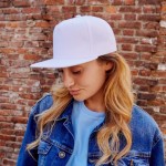 Gorra hecha parcialmente de lana con visera plana de 400 g/m2 vista de ambiente