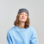 Gorro de poliéster reciclado de doble capa y parche personalizado vista 6