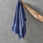 Toalla para el baño 50x100cm en algodón reciclado 370 g/m2 color azul marino vista de ambiente