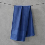 Toalla engofrada para la ducha 50x100cm de algodón reciclado 500 g/m2 color azul marino vista de ambiente
