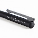 Bolígrafo elegante y fino de latón y acero inoxidable tinta azul vista con logo impreso