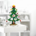 Pequeño árbol de navidad con adornos color verde imagen de ambiente principal