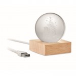 Bola de cristal edición navideña con luz LED sobre base de madera color madera segunda vista