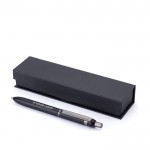 Bolígrafo de aluminio y latón con detalles brillantes tinta azul color negro vista de impresión