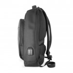 Mochila con acabado impermeable color negro cuarta vista
