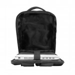 Mochila con acabado impermeable color negro quinta vista