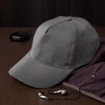Clásica gorra de 100% algodón de 5 paneles y cierre de velcro color gris cuarta vista
