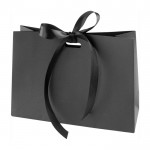 Bolsa de cartón con cinta para negocios color negro primera vista