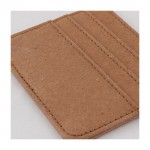 Tarjetero de cuero reciclado con tres compartimientos para tarjetas color marrón claro primera vista