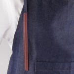 Delantal hecho de algodón denim con detalles en PU 190 g/m2 color azul vaquero vista detalle
