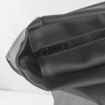 Mochila roll-top para portátil con cremallera reflectante color negro vista detalle