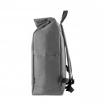 Mochila roll-top de poliéster con cremallera vertical al frente color gris tercera vista