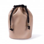 Neceser tipo bolsa hecho de cuero sintético y cierre de cordones color beige primera vista