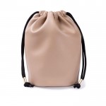 Neceser tipo bolsa hecho de cuero sintético y cierre de cordones color beige segunda vista