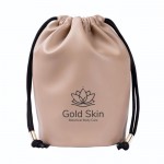 Neceser tipo bolsa hecho de cuero sintético y cierre de cordones color beige quinta vista