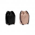 Neceser tipo bolsa hecho de cuero sintético y cierre de cordones color negro cuarta vista