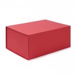 Elegante caja de regalo de cartón rígido con cierre magnético color rojo primera vista