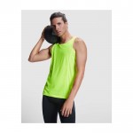 Camiseta deportivo infantil con etiqueta removible 140 g/m2 Roly color amarillo fluorescente imagen de estilo de vida