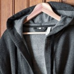 Bata de baño con dos bolsillos, capucha y cinturón para la cintura color gris oscuro sexta vista