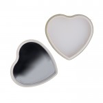 Bálsamo labial en estuche metálico en forma de corazón color dorado cuarta vista