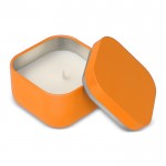 Vela de cera vegetal con aroma a vainilla en tarro de metal cuadrado color naranja tercera vista