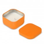 Vela de cera vegetal con aroma a vainilla en tarro de metal cuadrado color naranja quinta vista