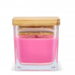 Vela de cera vegetal en tarro de cristal con tapa de bambú color rosa cuarta vista