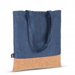 Bolsa de RPET con detalle en la base de corcho y capacidad de 10kg color azul oscuro cuarta vista